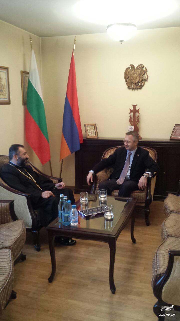 Посланикът на Република Армения прие архиерея на Арменската епархия в България