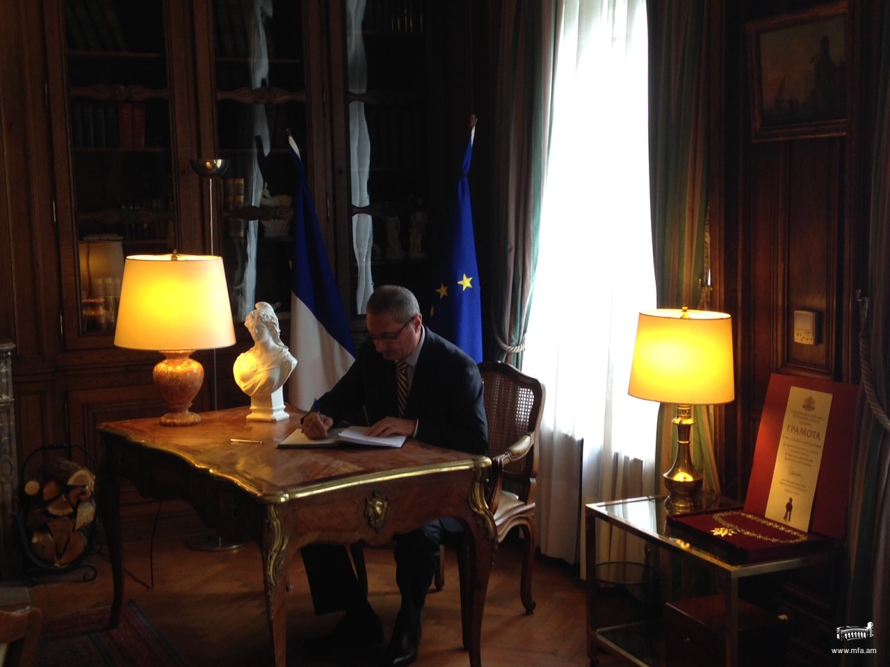 Посланикът на Република Армения посети посолството на Франция