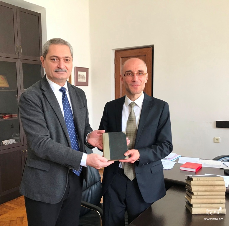 Թեոդիկի «Ամենուն տարեցոյցը» տասհատորյակը  նվիրաբերել է ՀՀ դեսպանությանը: 