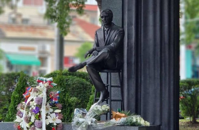 Посланик Едигарян участва в церемонията по откриването на паметника на Шарл Азнавур