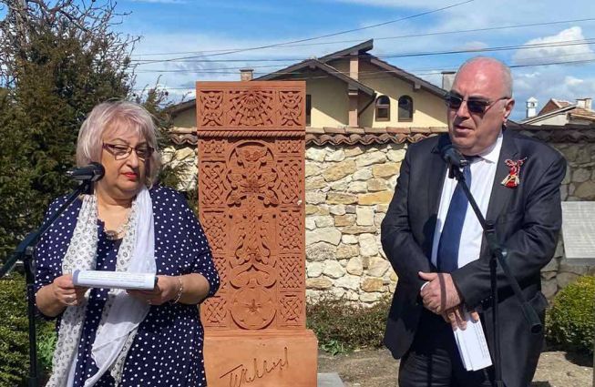 Посланик Армен Едигарян участва в церемонията по откриването на Хачкара, посветен на 145-годишнината от рождението на Пейо Яворов